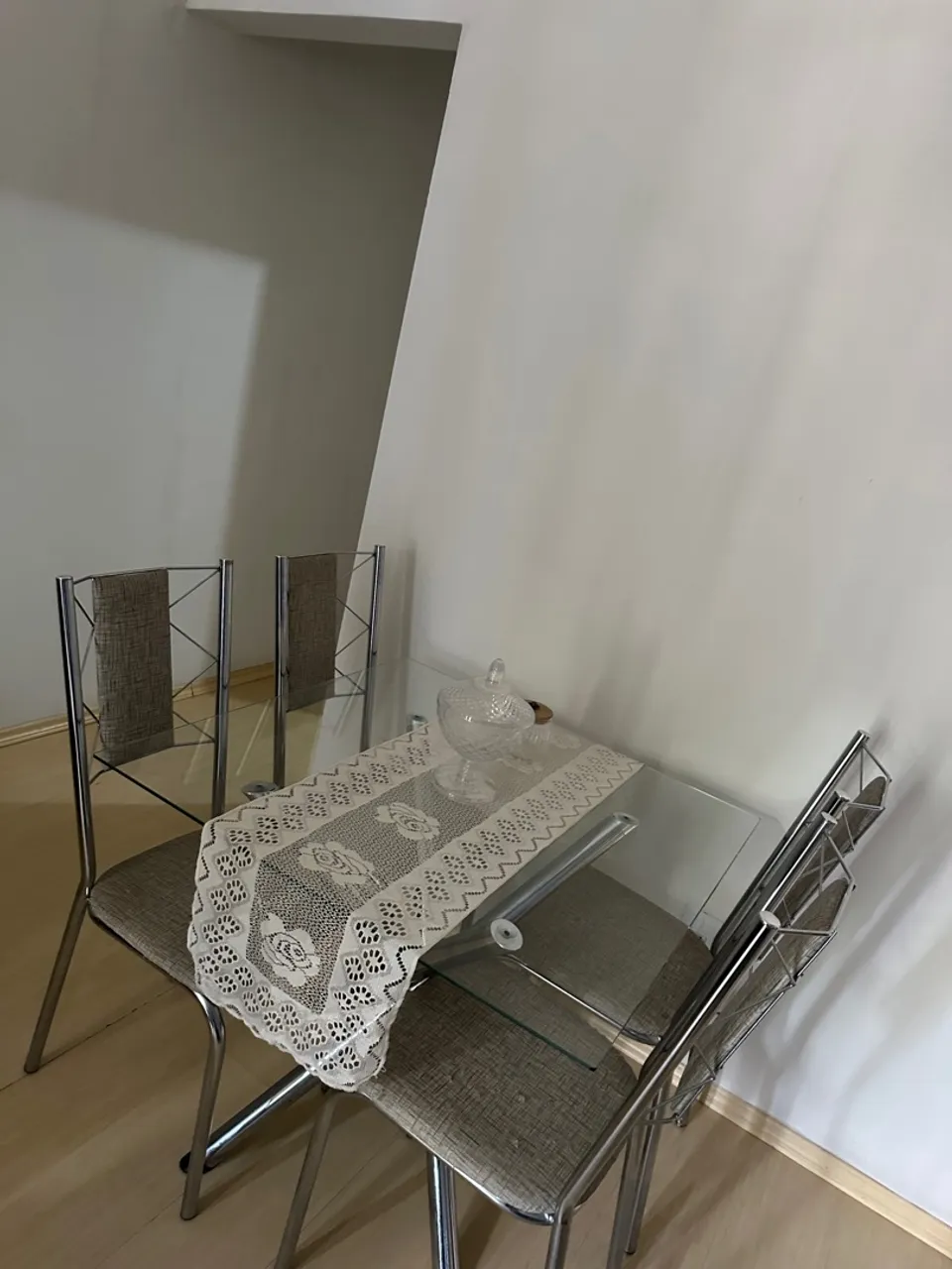 Mesa de jantar de vidro com cadeiras