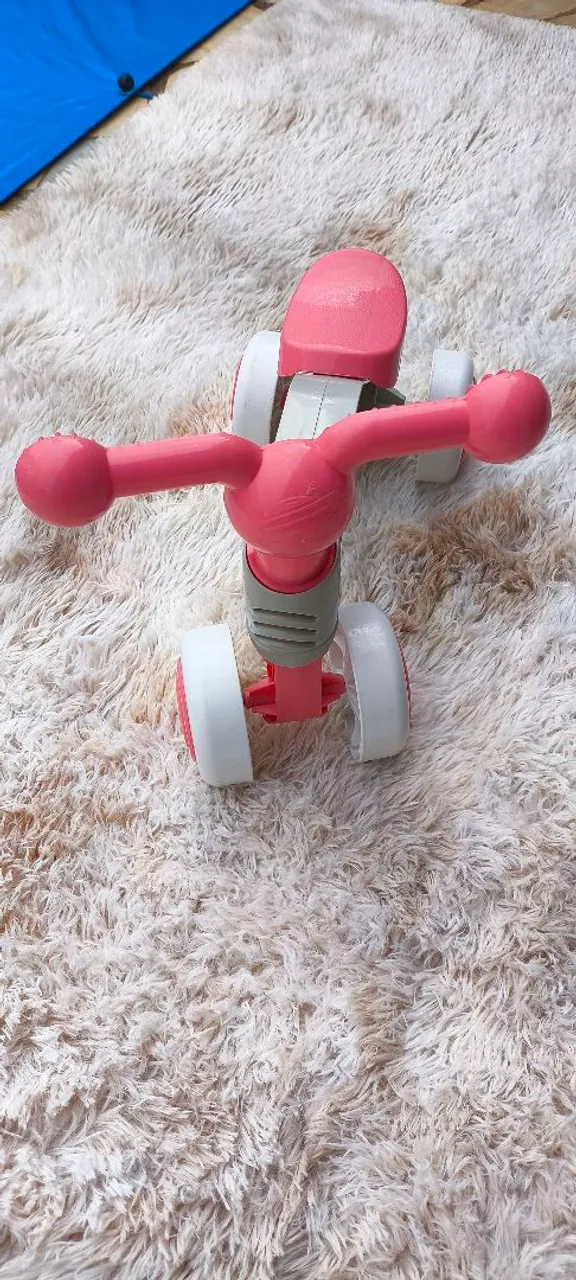 Andador infantil rosa com rodas brancas
