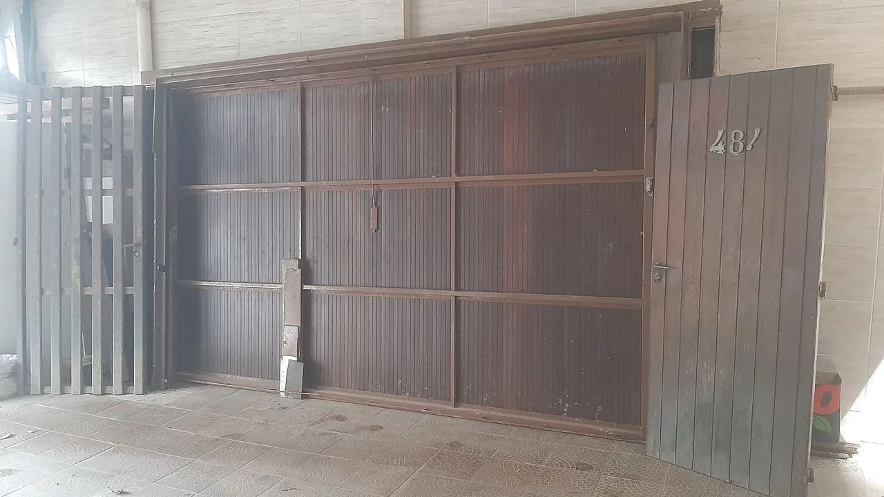 Portão de madeira maciça para garagem e dois portões sociais.