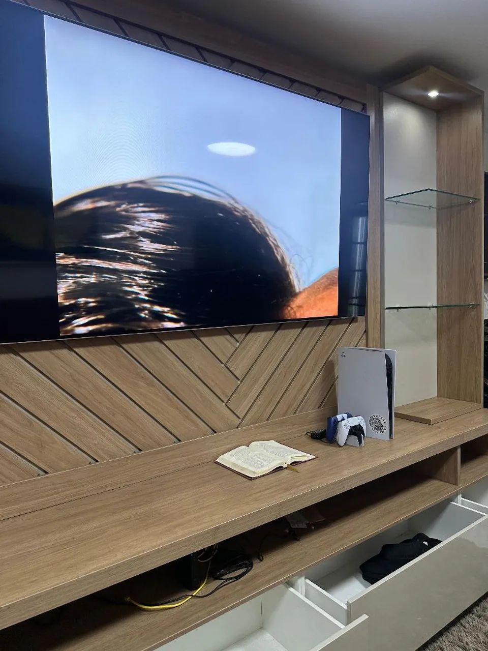 Rack em madeira e Painel para TV com prateleiras e nicho - Foto 4