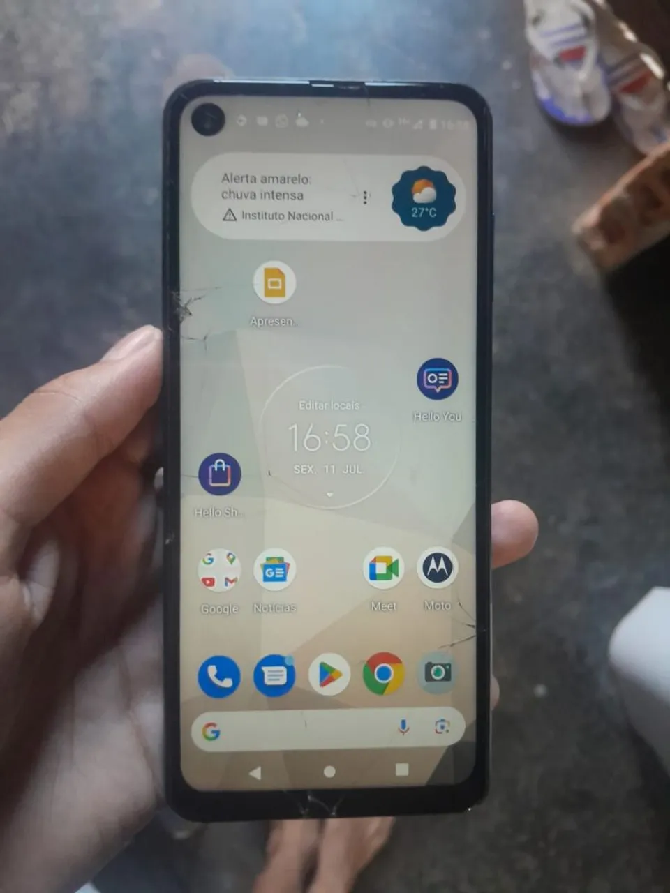 Vendo esse celular Motorola one de 128gb sem defeito está apenas trincado fora isso tudo 