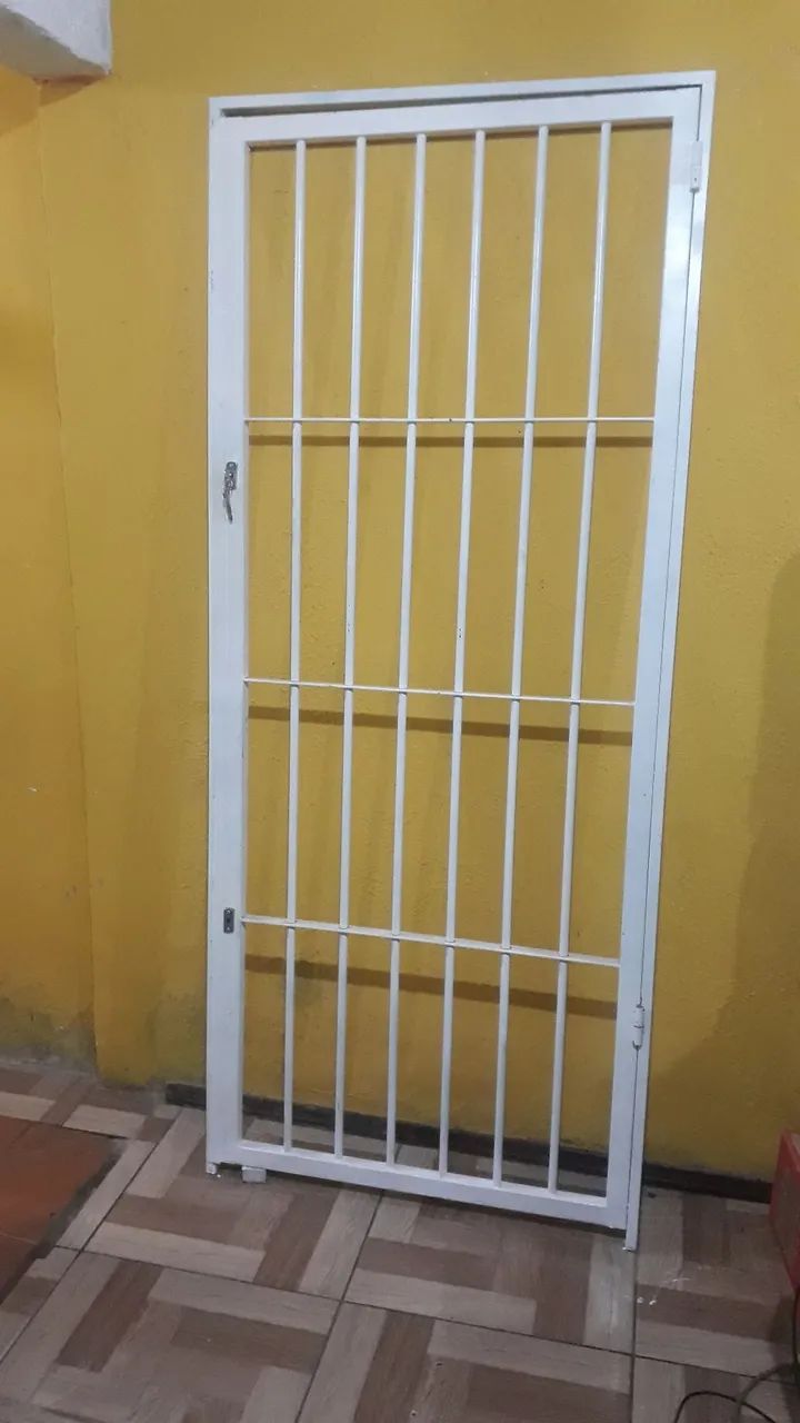 Grade 90x210 Ferro de meia com 2 chaves só instalar 