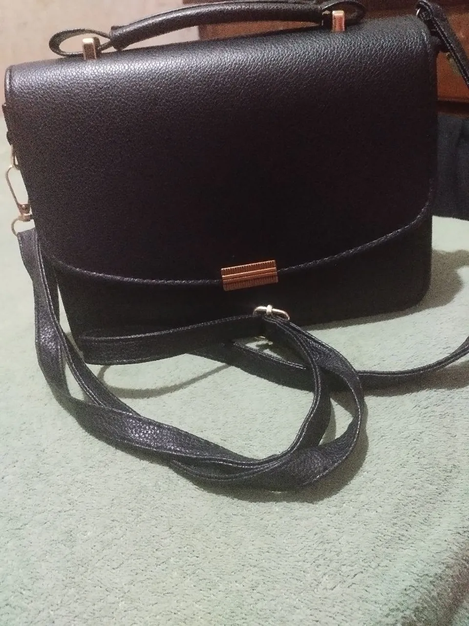 Bolsa preta elegante com alça transversal