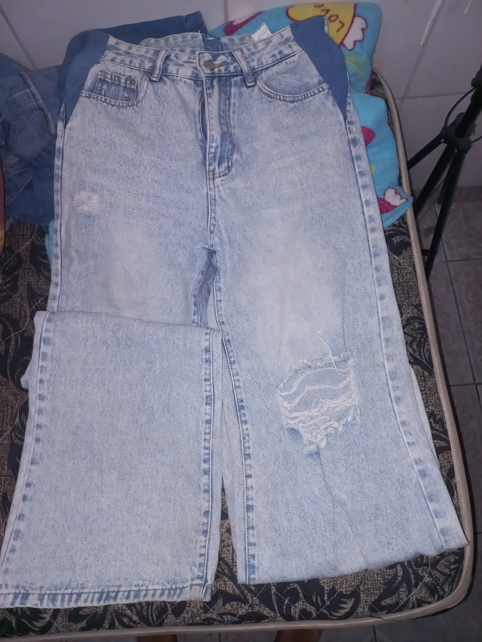 Calça Jeans Acid Wash com Detalhes Rasgados