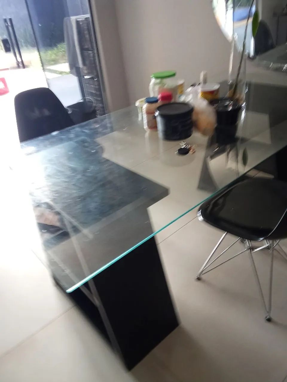 Mesa de vidro com base  preta