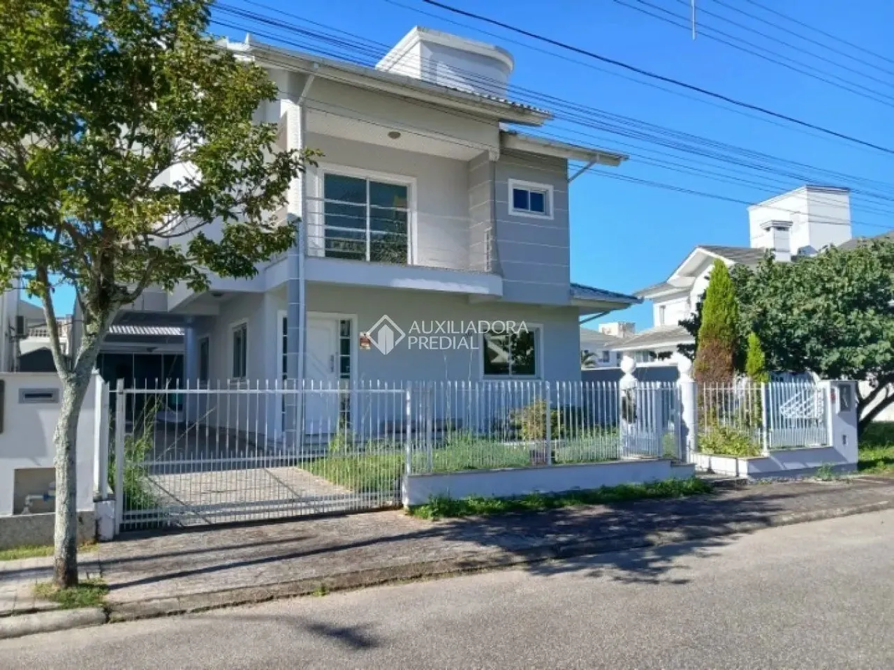 Casa para Aluguel na Pedra Branca - Palhoça/SC | 4 Quartos, Piscina e Lazer Completo!
