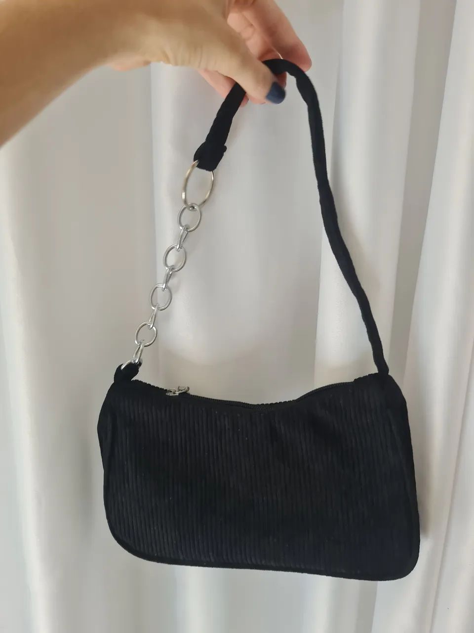 Bolsa de mão preta com corrente prata