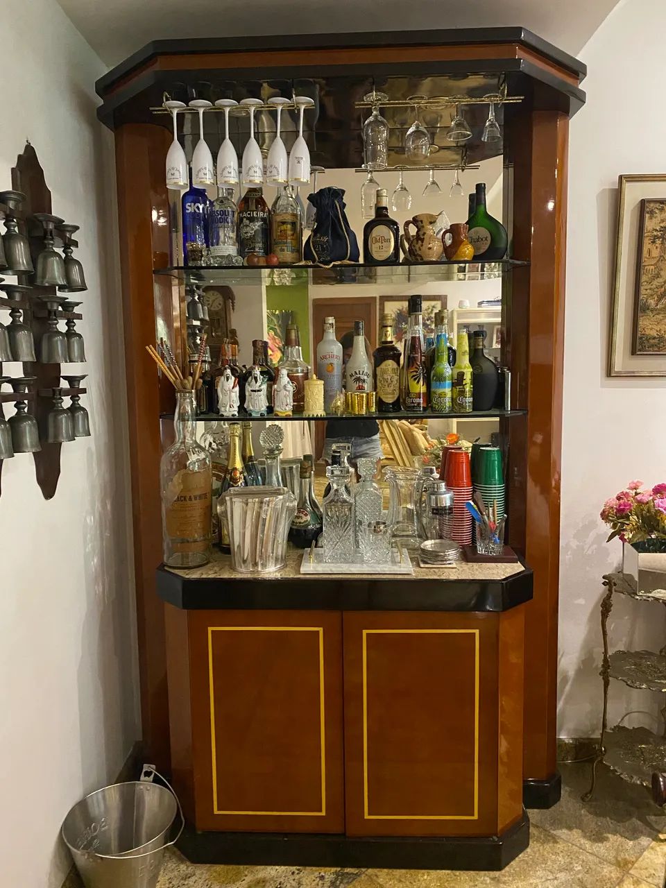 Bar em Madeira com Iluminação e Espelho
