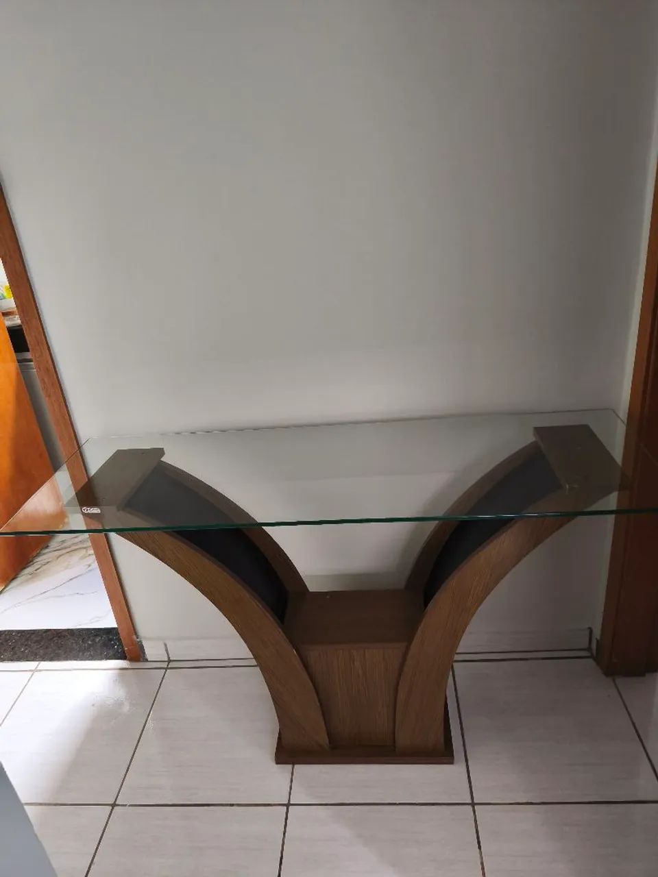 Aparador Barcelona com tampo de vidro e base curva de MDF/madeira. - Foto 3