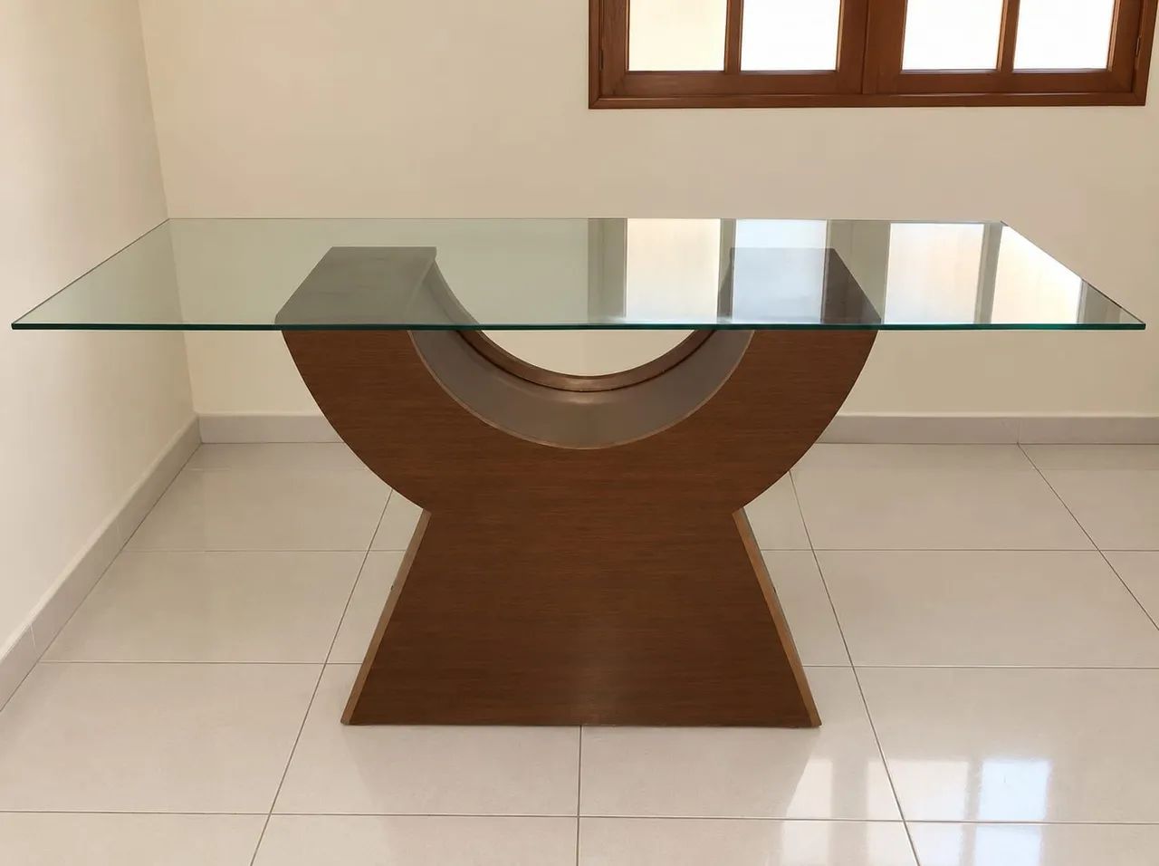 Mesa com tampo de vidro.