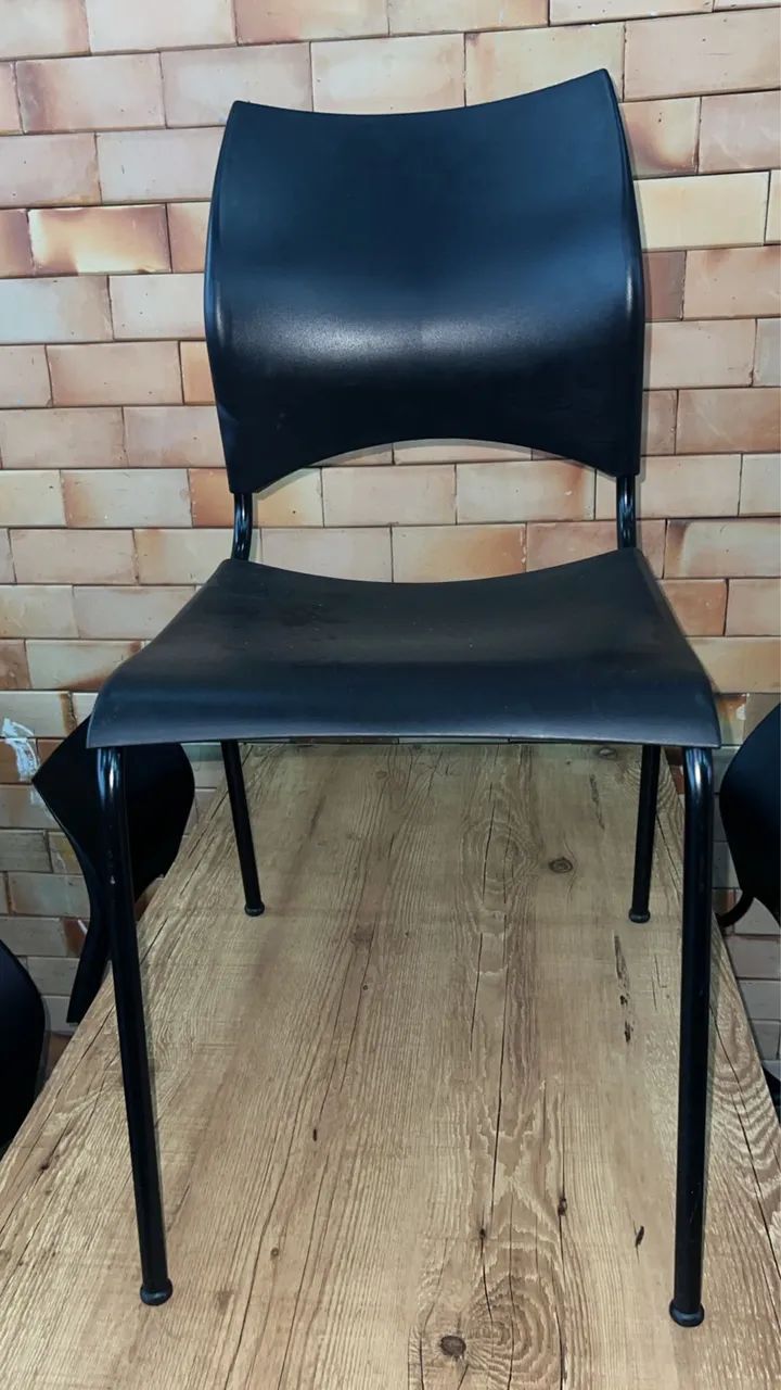 Vendo jogo de mesa e cadeira (marca Aramuni)