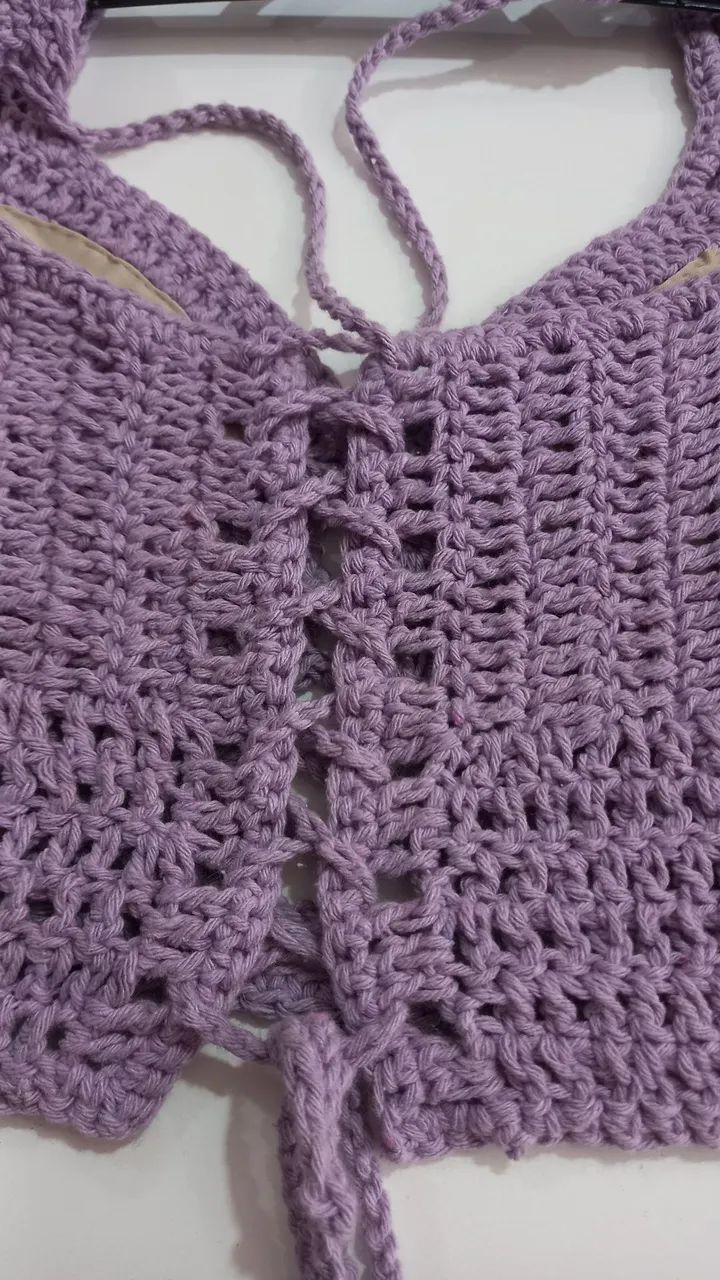 Cropped de crochê artesanal lilás  - Foto 4