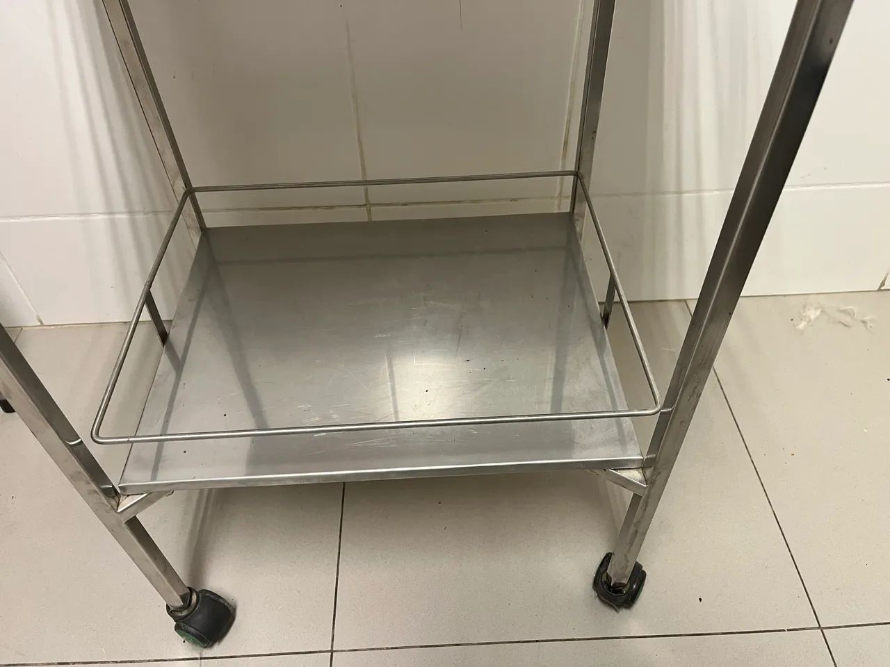 Mesa auxiliar inox com rodinhas  - Foto 3