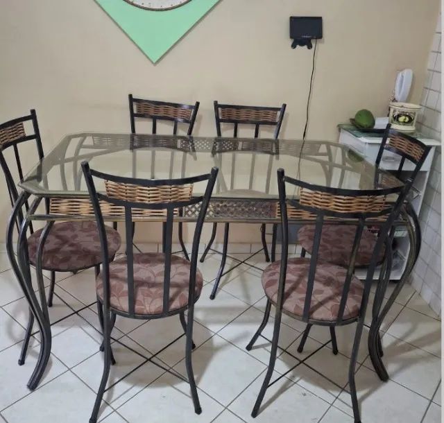 MESA DE FERRO COM 6 CADEIRAS E APARADOR DE FERRO.