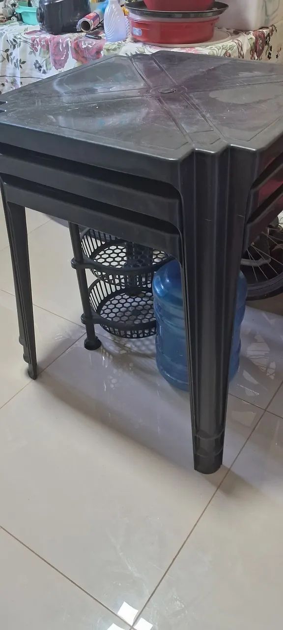VENDO JOGO DE MESA COM CADEIRAS ? - Foto 2