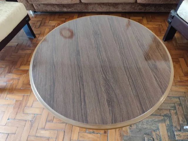 Mesa de Centro Redonda em Madeira - Design Elegante e Ótimo Estado - Foto 2