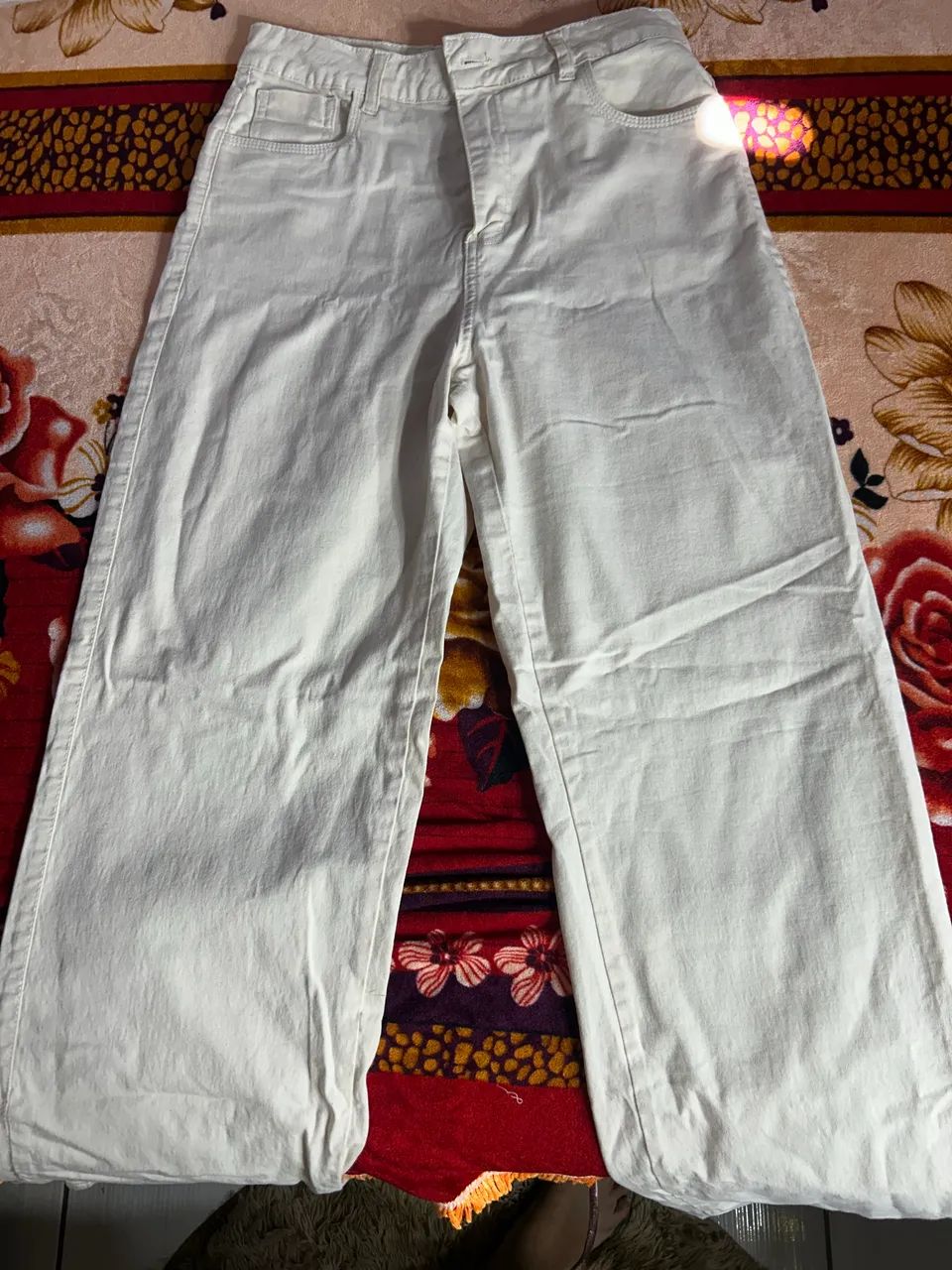 Calça nova na cor creme número 44 forma pequena 