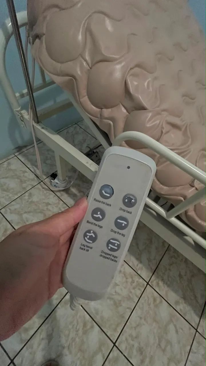 Vende-se uma cama hospitalar semi nova - Foto 2