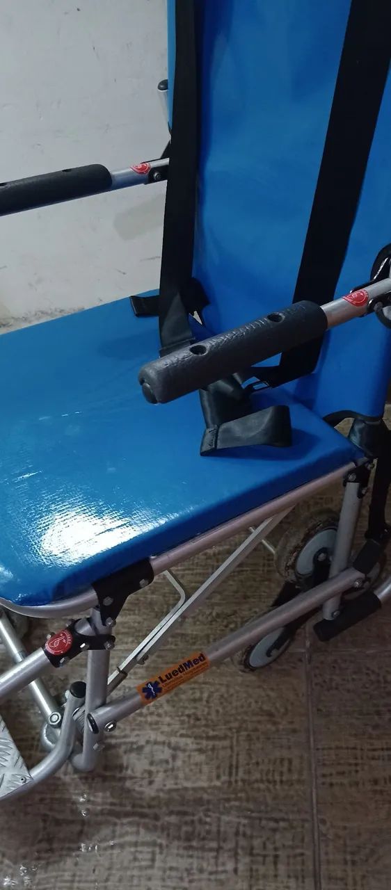 Cadeira de rodas para subir escada - Foto 2