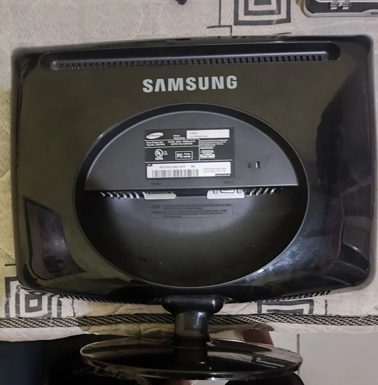 ?monitor Samsung 17po HD praticamente novo?417561948131184641