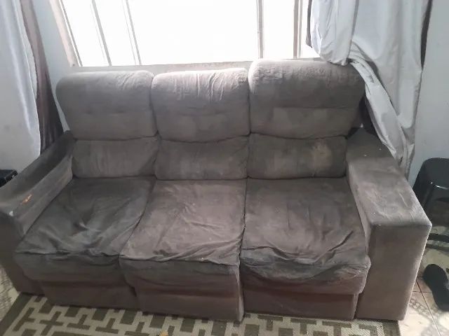 Vendo 2 sofás retráteis cinza, confortáveis e espaçosos.