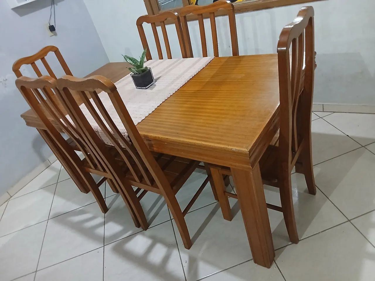 VENDE-SE mesa de madeira. 