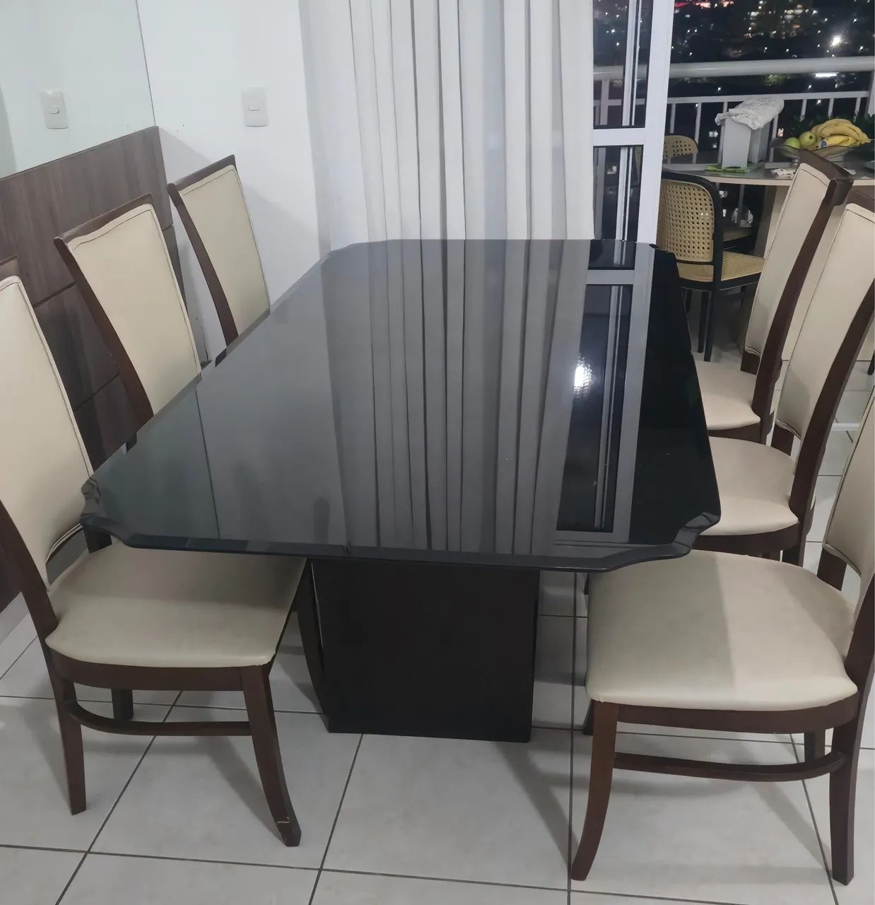Sala de jantar completa, com tampo de vidro na cor preta, 06 cadeiras e base design - Foto 5