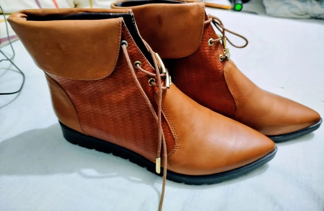 Bota feminina cano curto de couro  - Foto 3