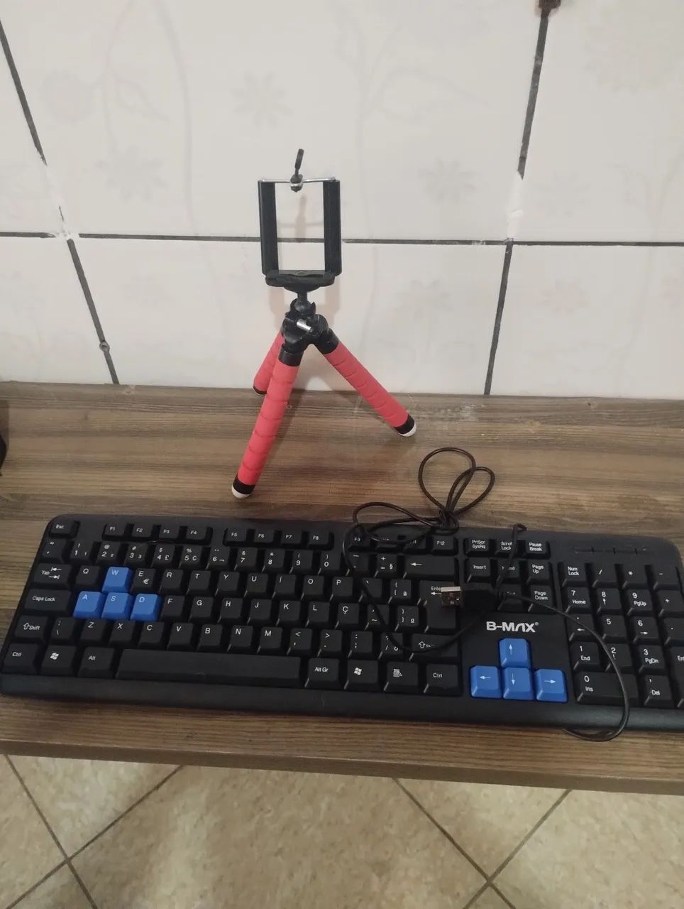 Teclado e suporte de celular 