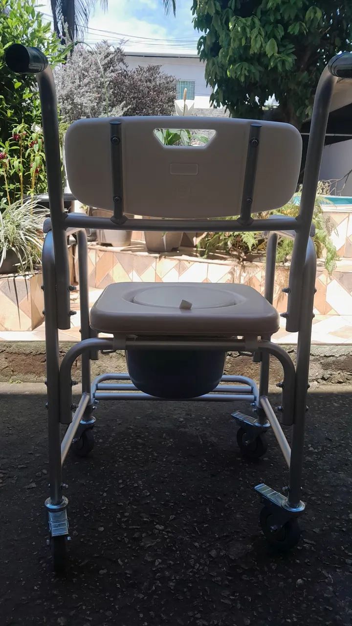 Cadeira de banho nova.de alumínio com comadre e acento almofadada e com freio nas 4 rodas. - Foto 3