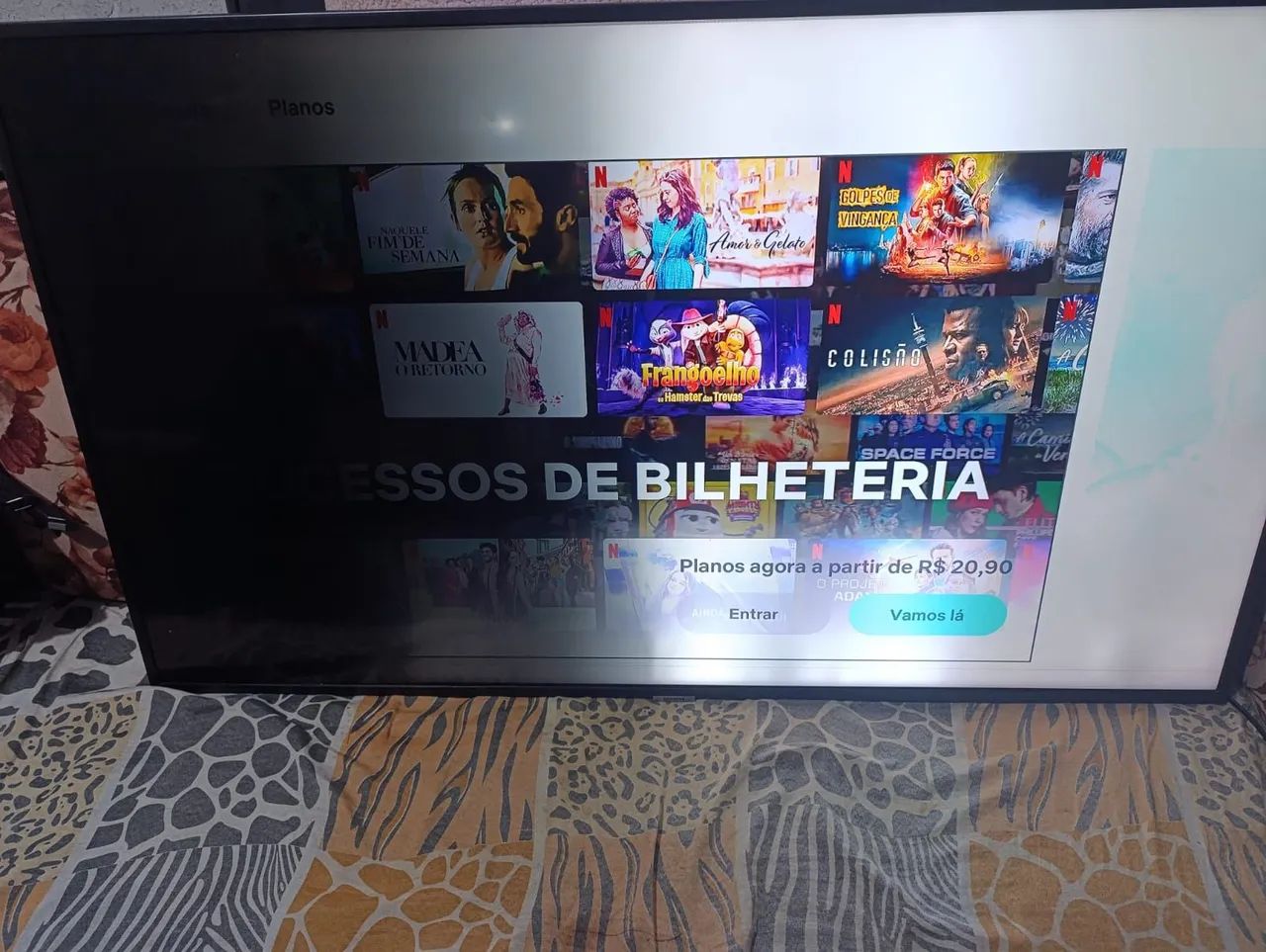 Tv smartv 50 com defeito está um parte escura e uma linha na parte de baixo - Foto 2