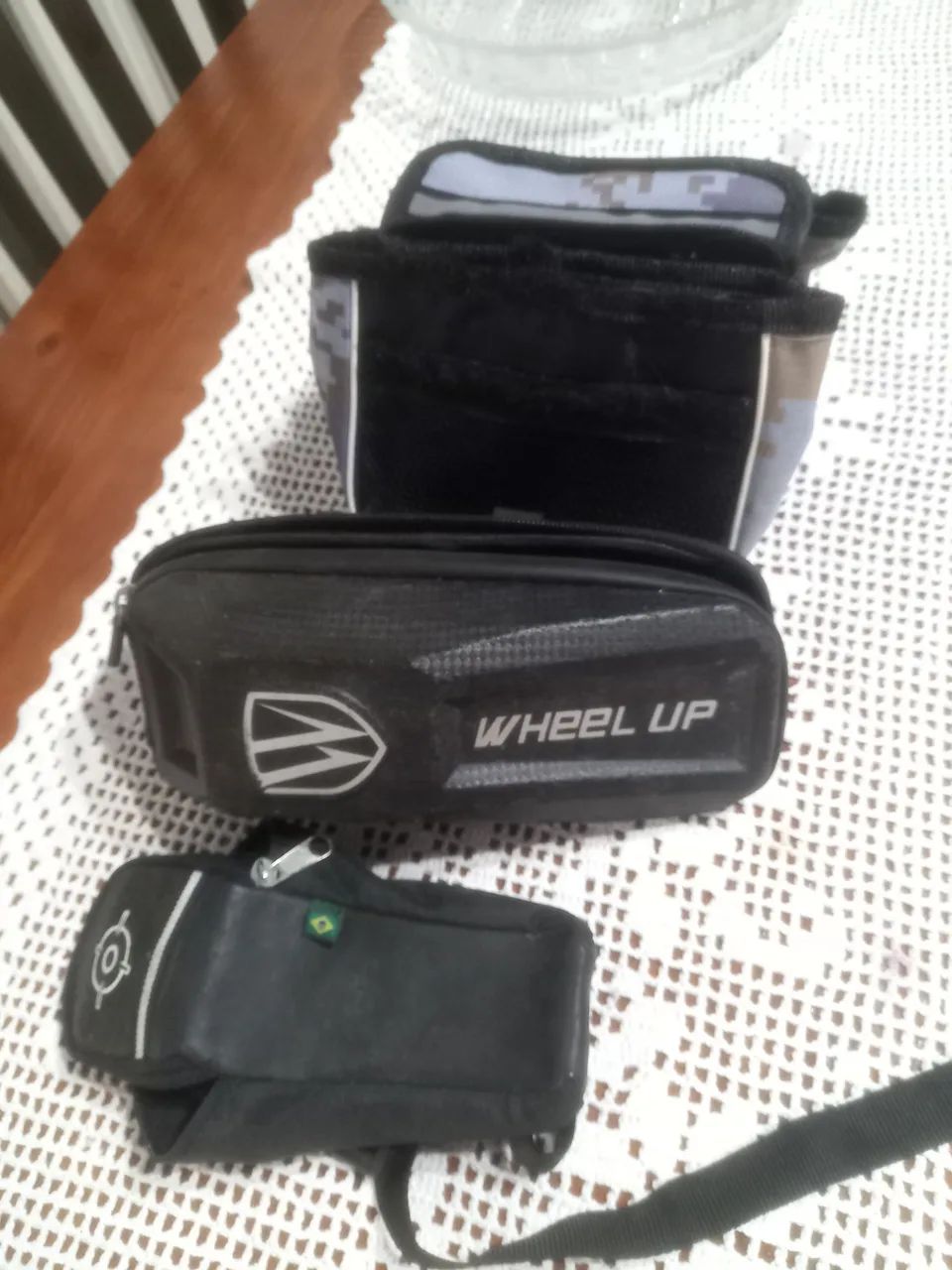 Bolsa de selim e bolsa de quadro.