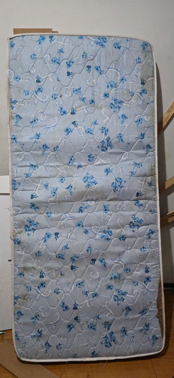 Vendo cama de solteiro com colchão - Foto 5