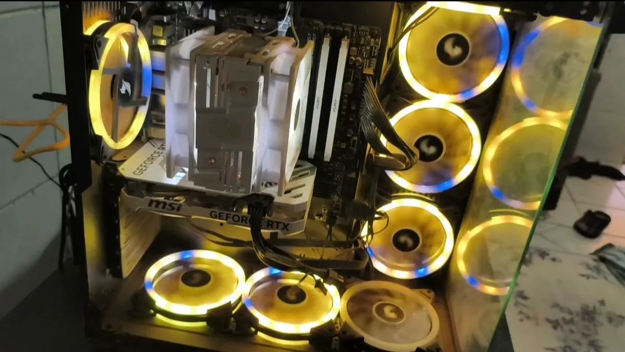 Setup gamer completo com Pc, 2 monitores, teclado e mouse