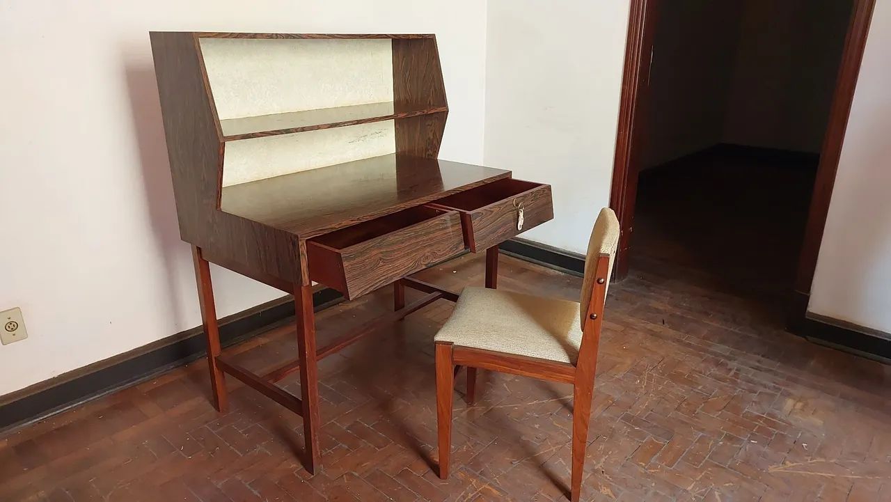 Escrivaninha com cadeira