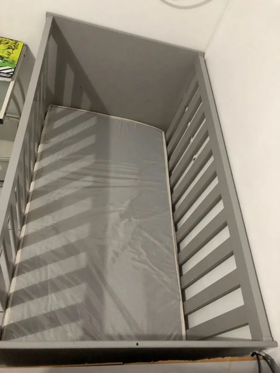Berço infantil cinza com colchão em bom estado - Foto 2