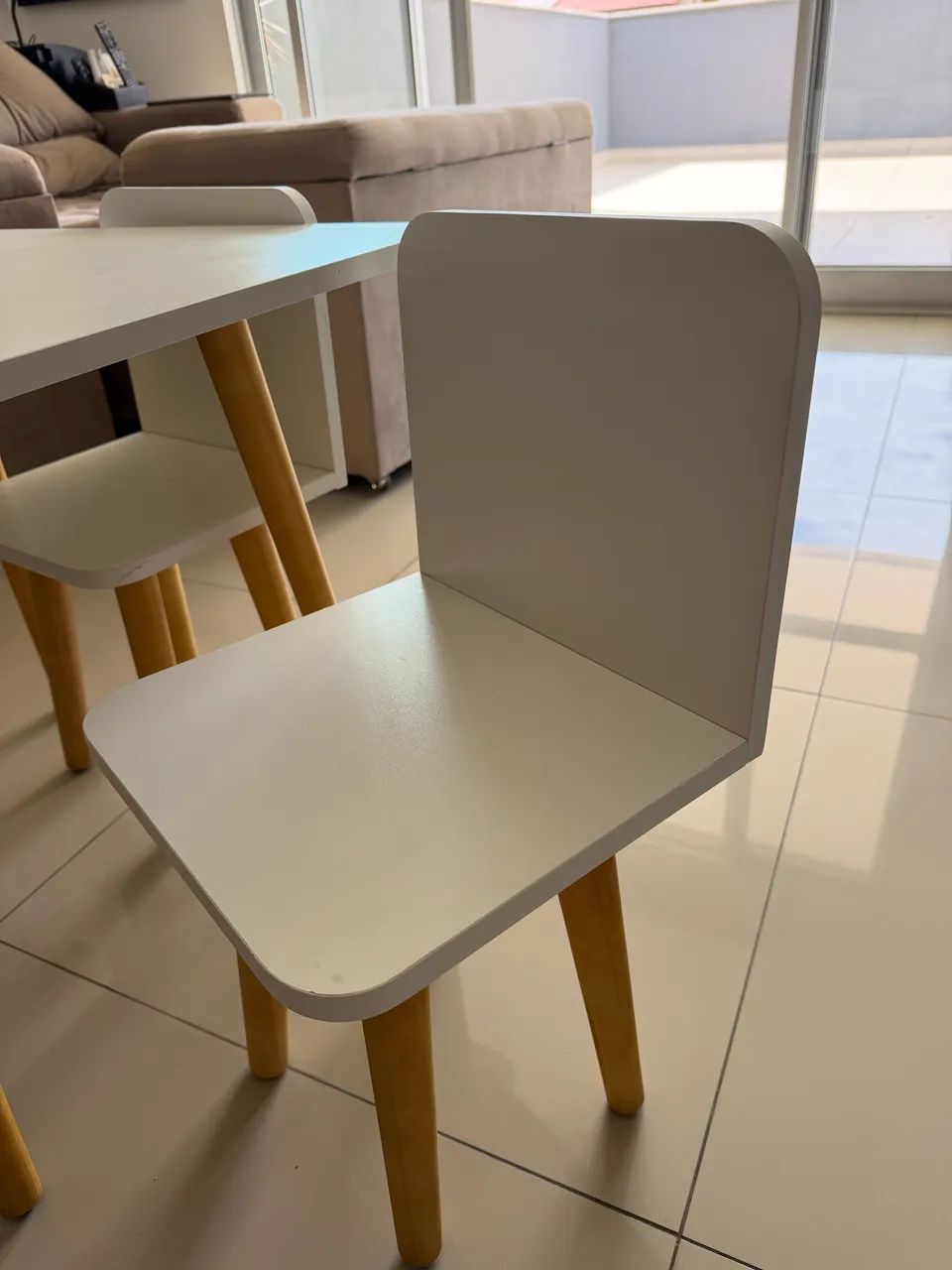 Vendo mesa infantil com 2 cadeiras  - Foto 3