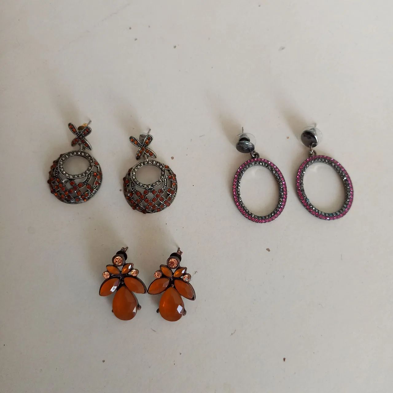 Trio de brincos em pedraria
