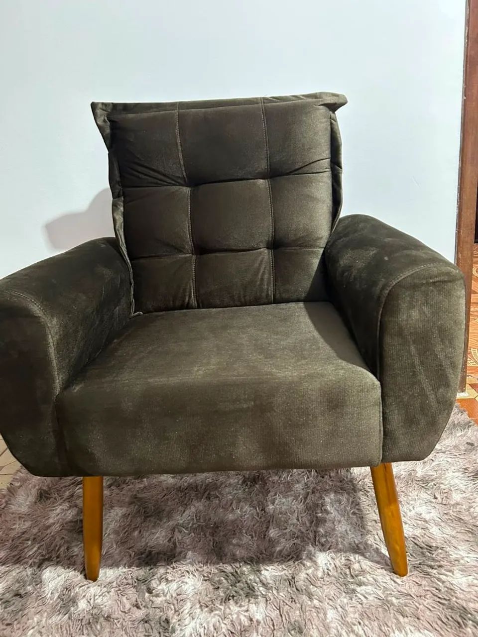 Poltrona Matrix com Pés de madeira e revestida com veludo Turquey