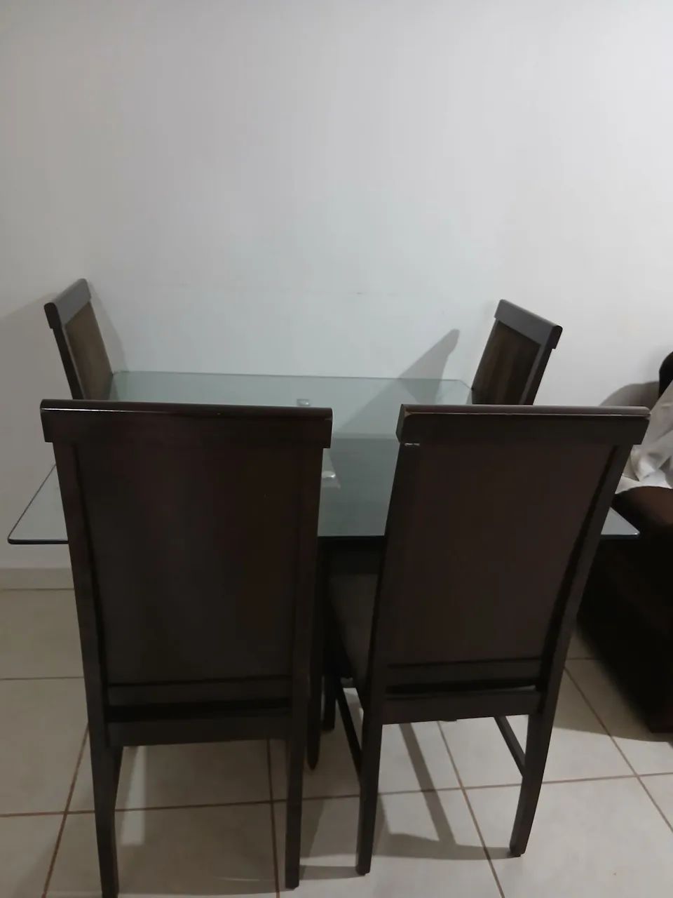 Vendo mesa de vidro com 4 cadeira  - Foto 2
