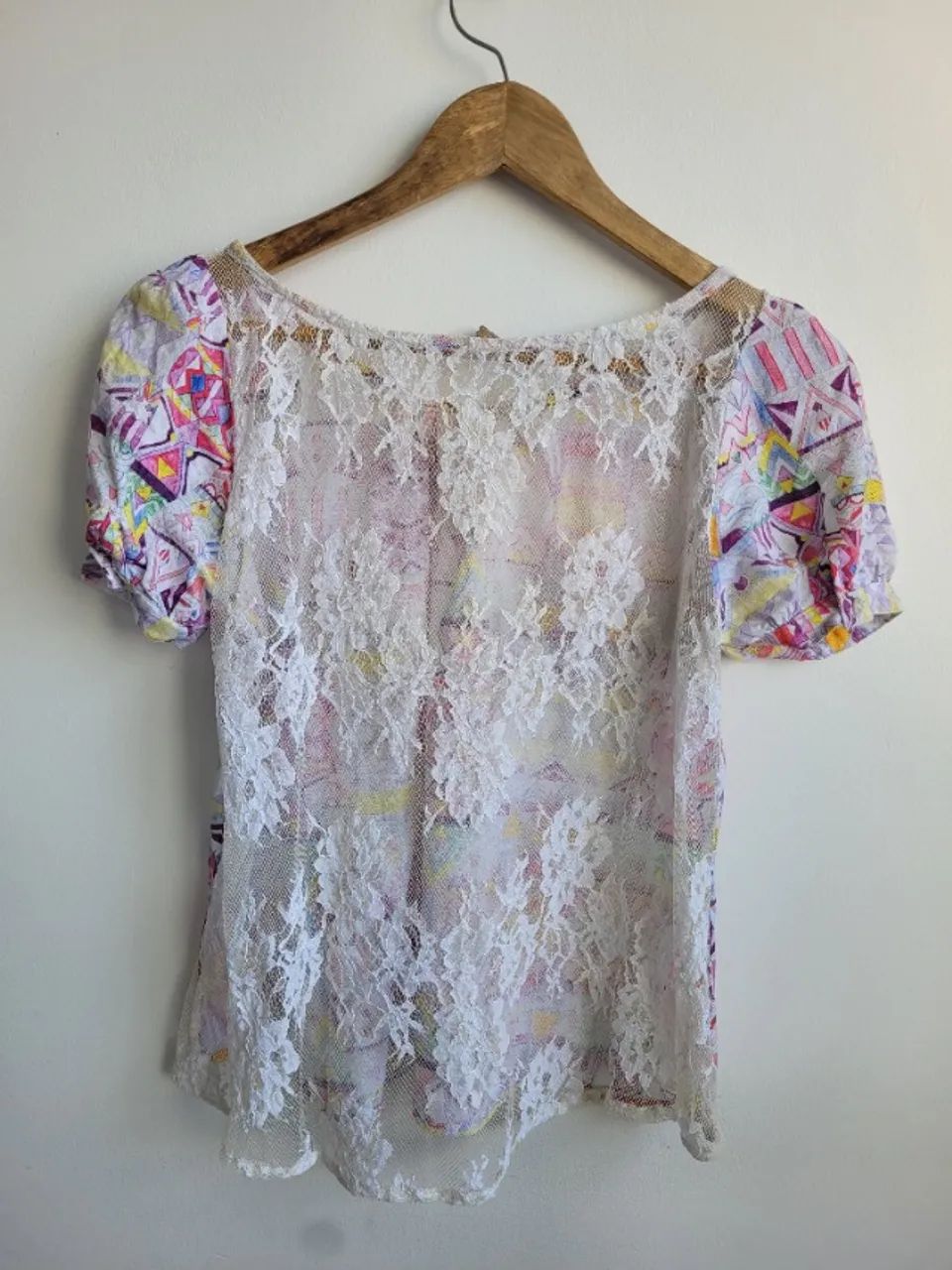 Blusa Farm estampada com renda. Tamanho: P - Foto 3