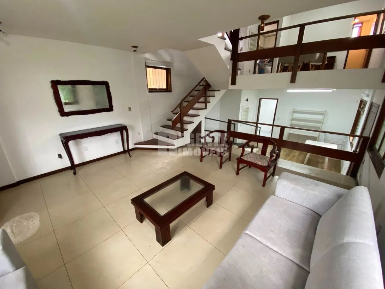 Excelente casa com 04 dormitórios no bairro Itacorubi! - Foto 4