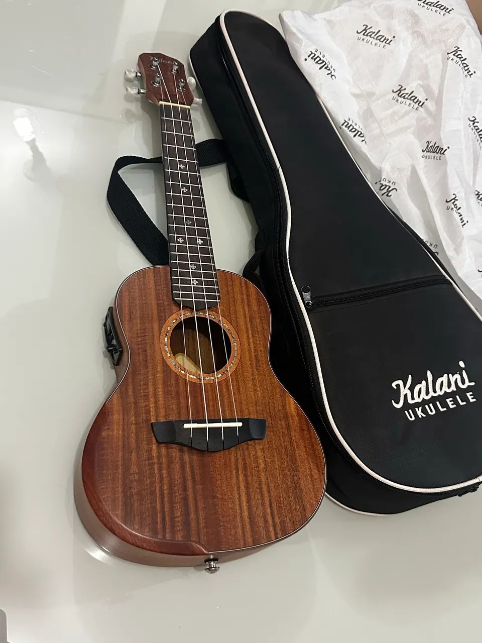 Ukulele elétrico acústico Kalani, modelo Concert