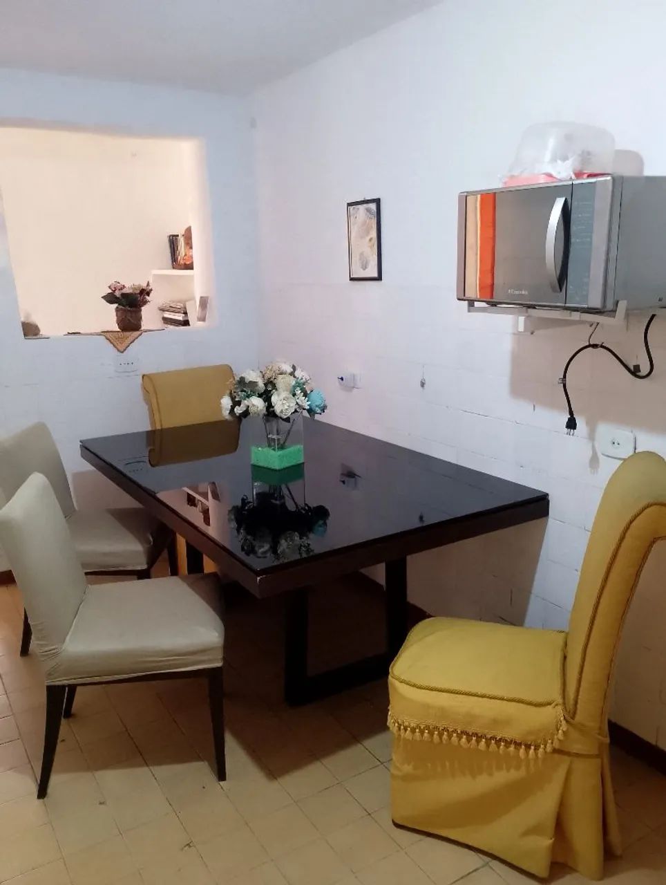 Mesa e 3  cadeiras as duas poltronas amarelas estão fora cada uma é $ 99,00 - Foto 2