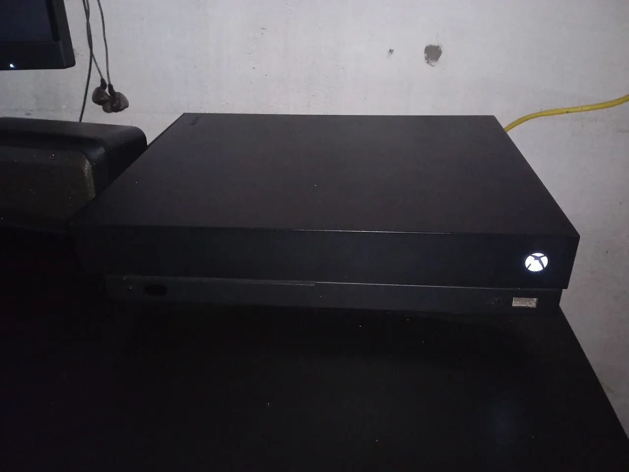 Xbox one x 1Tb 4k um controle e cabos  - Foto 2