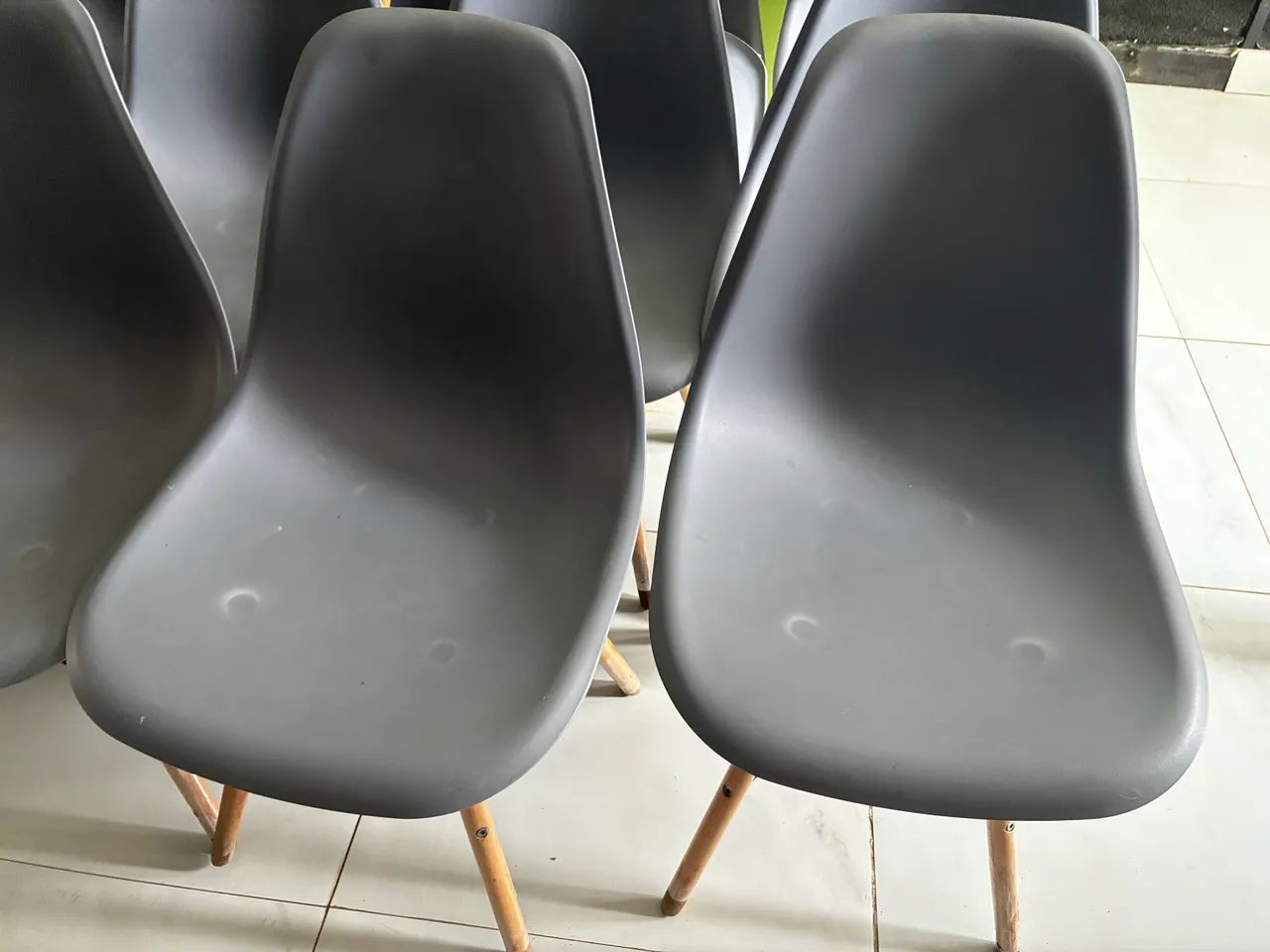 Cadeiras Eames Eiffel Cinza com Pés de Madeira - Foto 2