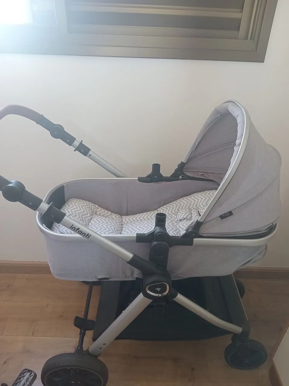 Vende-se carrinho Moisés e cadeira de alimentação para bebê.  - Foto 2