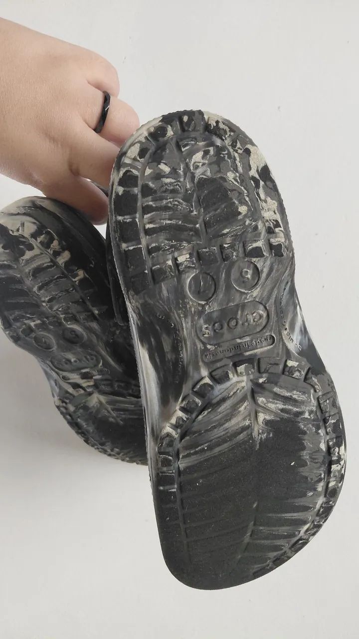 Crocs preto e branco  - Foto 3