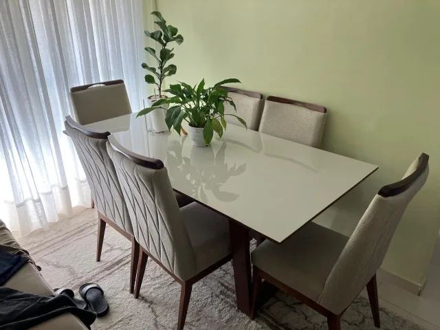 Mesa de jantar retangular de 06 lugares, com base de madeira e tampo de vidro branco