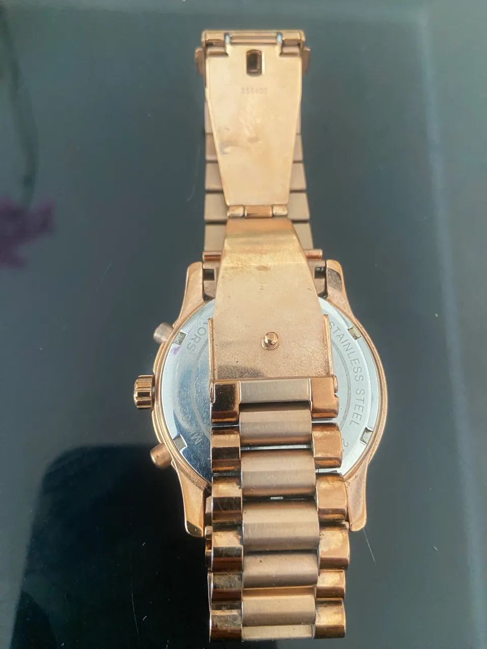 Rel ógio MK dourado feminino  - Foto 2